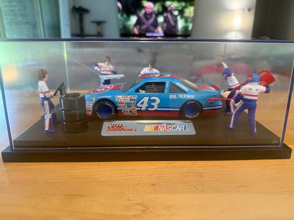 Racing Champions Richard Petty #43 STP Diorama 1:64 Scale w/ Case